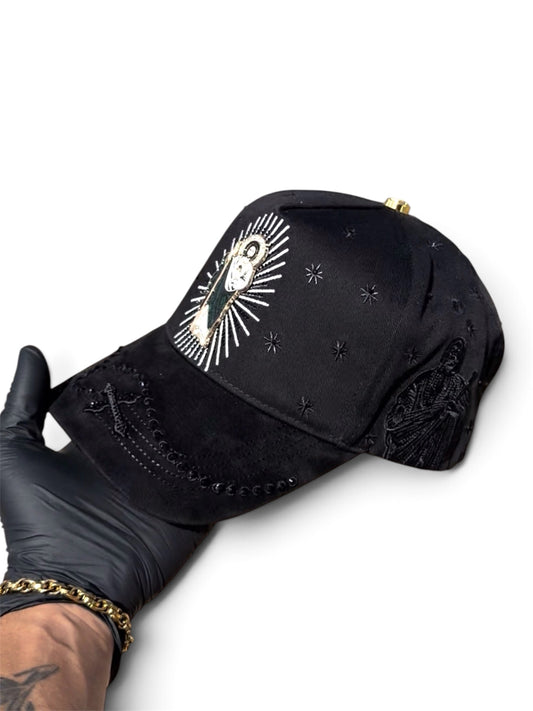 Gorra negra con diseno de Jesus