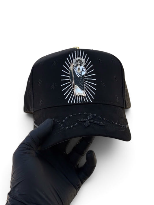Gorra negra con diseno de Jesus